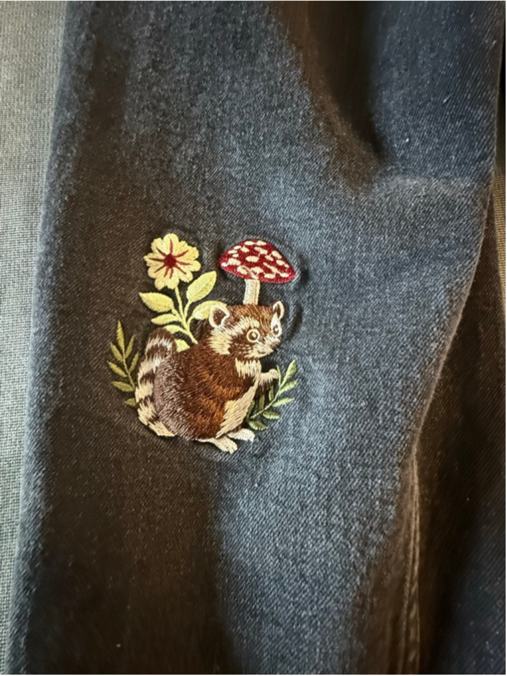 Mushroom & Forest Creature Embroidered Mom Jeans Hot Topic sz 2 - Picture 8 of 16